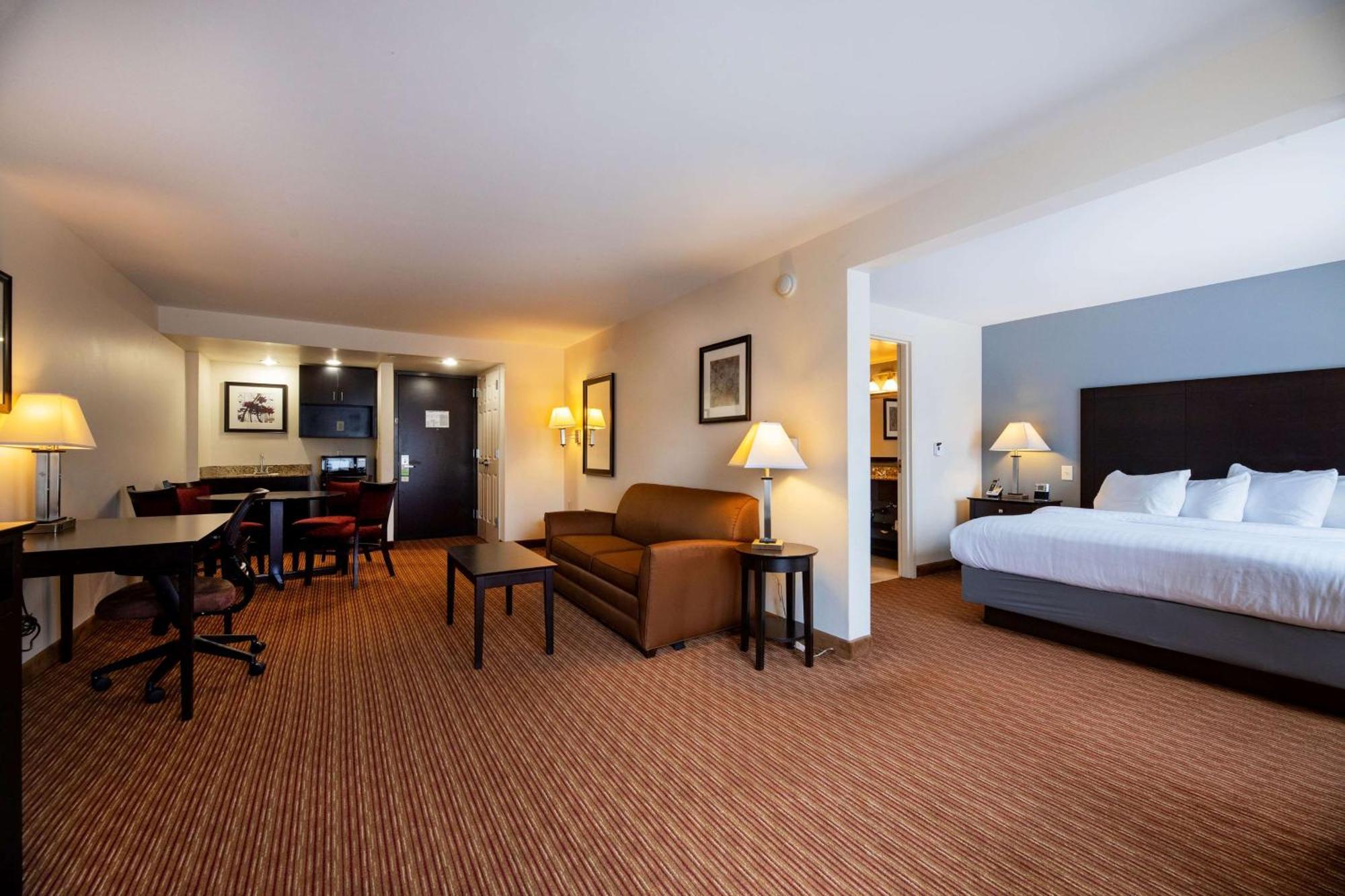 Wingate By Wyndham State Arena Raleigh/Cary Hotel Экстерьер фото